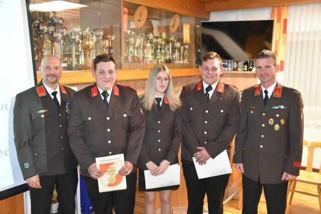 Drei neue Feuerwehrmitglieder wurden angelobt. | Foto: Hans Peter Feichtinger
