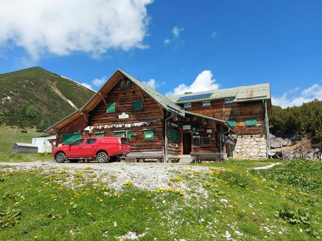Im Sommer wie Winter ist die Hütte beliebtes Ausflugsziel. | Foto: Südwiener Hütte/Scharler