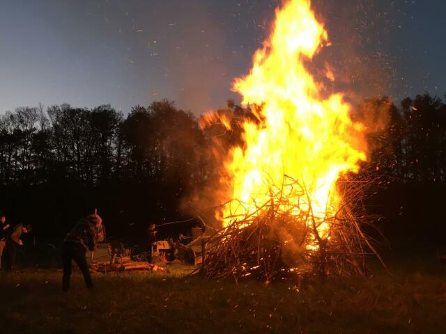 Nur öffentlich zugängliche Feuer dürfen als Osterfeuer am Karwochenende entfacht werden. Das Verbrennen von Astwerk oder Grünschnitt im privaten Garten ist verboten. | Foto: Grüne