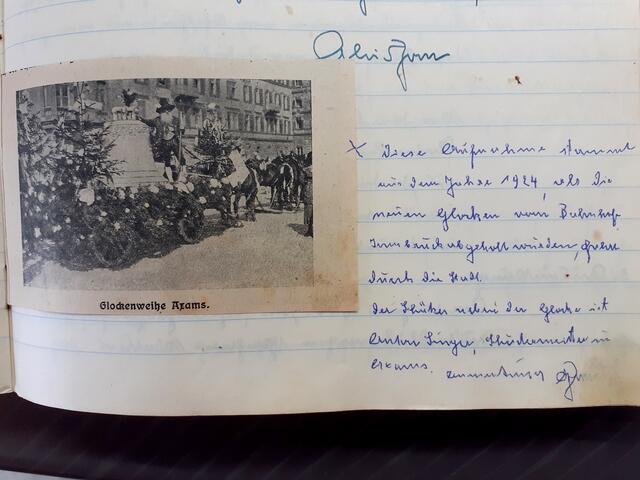 Zu diesem Bild gibt es auch eine handschriftliche Anmerkung von Alois Zorn: "Diese Aufnahme stammt aus dem Jahre 1924, als die neuen Glocken vom Bahnhof Innsbruck abgeholt wurden, Fahrt durch die Stadt. Der Schütze neben der Glocke ist Anton Singer, Schützenkommandant von Axams. | Foto: Archiv Elisabeth Zorn