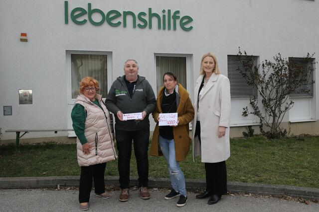 Gemeinderätin Rosa Hieß, Thomas Mayr (stv. Leiter der Lebenshilfe-Einrichtung Steyr), Manuela Hadeyer (Notschlafstelle Steyr), SPÖ- Bezirksvorsitzende Stadträtin Katrin Auer (v.li.). | Foto: Mader