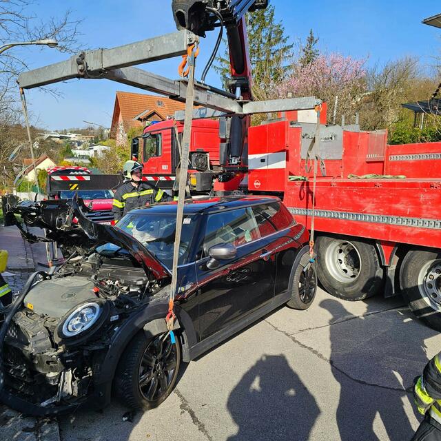 Dieses Elektroauto fuhr gegen eine Mauer. | Foto: FF Klosterneuburg