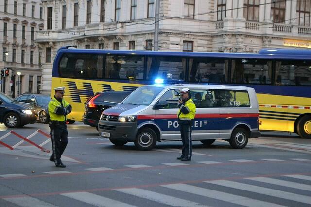 Öffis und Individualverkehr müssen am Mittwochabend wegen eines Marsches beim Ring ausweichen. | Foto: Erich Weber
