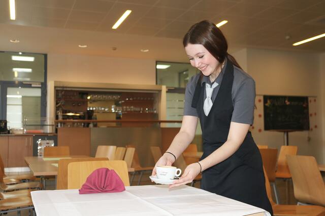 Restaurantfachfrau/mann ist einer der beiden Lehrberufe, die man in der Fachschule der HBLW erlernt.   Foto: Streitwieser