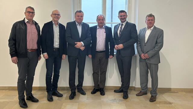 v.l.: Neumüller Rudolf (Gemeindevorstand Pupping), Wolfgang Kreinecker (Bgm. Hinzenbach), Landesrat Günther Steinkellner, Herbert Kubasta (GF OÖ Verkehrsverbund-Organisatin GmbH), Christian Penn (Bgm. Eferding) und Harald Schick (Bgm. Fraham). | Foto: Land OÖ/Marco Sterk