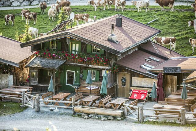 Die Stöfflhütte am Wilden Kaiser ist schon lange bekannt für Schnitzel, Pressknödel und Kaiserschmarren.  | Foto: Bierol