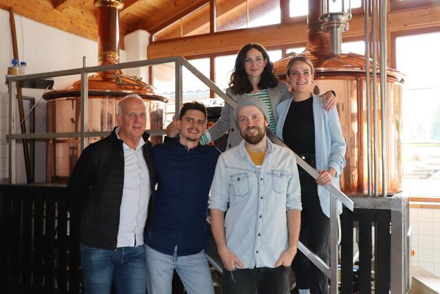 Große Veränderungen stehen bei Bierol aufgrund Generationswechsel an. Lisa und Caroline Bichler (hinten v.l.) mit Peter Bichler, Thomas Moser und Christoph Bichler (vorne v.l.). | Foto: Nimpf