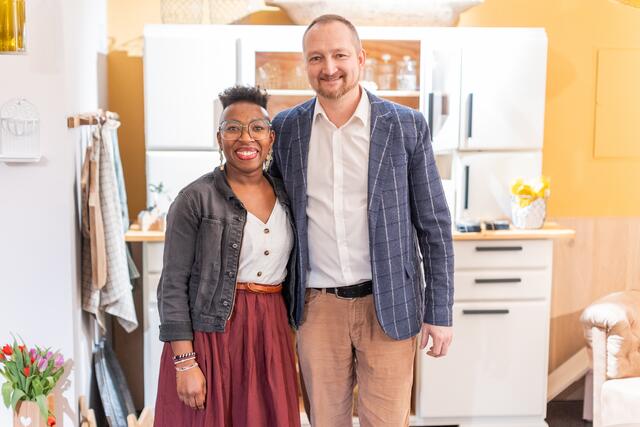 Charity und Jochen Putz zaubern aus Omas alter Kommode ein echtes Raumwunder. | Foto: Carolin Anne