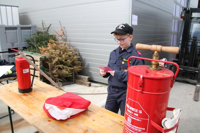 Beim Test müssen Geräte und Zeichen erkannt werden, das richtige Verhalten im Brandfall mittels Bilder beschrieben werden und die Notrufnummern aufgezählt werden. | Foto: Florian Stierschneider