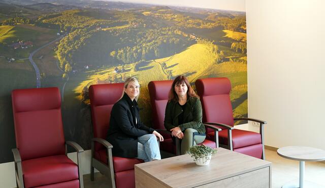Die diplomierte Gesundheits- und Krankenpflegerin Carina Rath und Koordinatorin Evelin Unterweger (v.l.) fiebern der Eröffnung des Zentrums für Ältere im April entgegen. | Foto: Stadtgemeinde Fehring