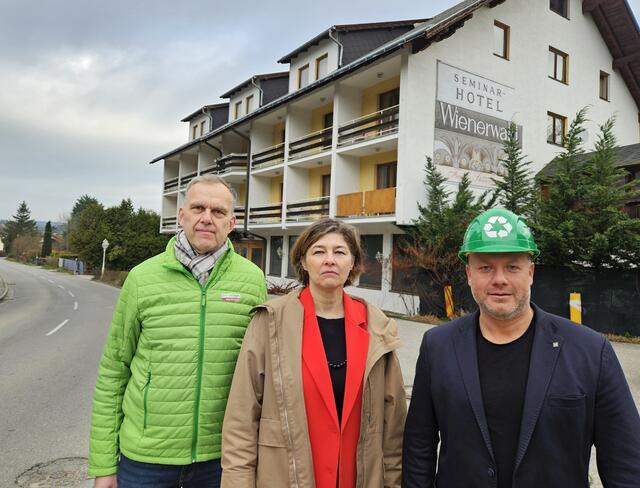 Grüner Geschäftsführender Gemeinderat Tristan Häußler, Grüne Gemeinderätin, Klubobfrau und Nationalrätin Elisabeth Götze, Landtagsabgeordneter Dominic Hörlezeder. (v.l.) | Foto: Die Grünen NÖ