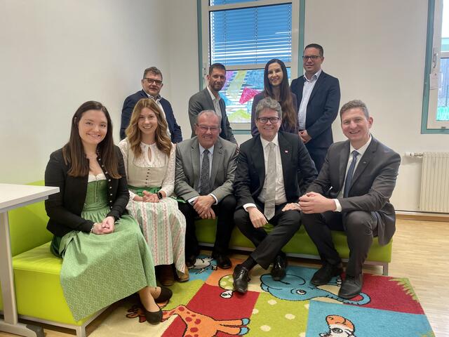 Bürgermeister Mario Angerer (Kalwang), Bürgermeister Marc Landl (Wald), Andrea Pichler, Leiterin des Pädagogischen Dienstes der Bildungsdirektion Steiermark, und Ernst Führer, Leiter der Bildungsregion Obersteiermark-Ost (hinten v.l.) sowie MMS-Bereichsleiterin Anja Wechselberger, Clusterleiterin Julia Eder, Bürgermeister Karl Dobnigg (Kammern), Bildungsminister Martin Polaschek und Bürgermeister Andreas Kühberger (vorne v.l.) zogen Bilanz über zweieinhalb Jahre Pflichtschulcluster Liesingtal. | Foto: RegionalMedien Steiermark