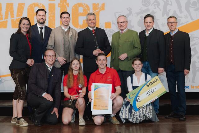 Volkstanzgruppe Waidhofen: 1. Reihe: Markus Höhlmüller, Laura Exl, Florian Brunner, Anja Bauer
2. Reihe: Viktoria Hutter, Andreas Stöckl, Alexander Bernhuber, Karl Nehammer, Stephan Pernkopf, Johannes Schmuckenschlager, Georg Strasser (jeweils v.l.) | Foto: Landjugend NÖ/Sophie Balber