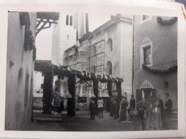 Im Jahr 1948 wurden nach dem 2. Weltkrieg neue Glocken nach Axams geliefert. | Foto: Archiv Elisabeth Zorn