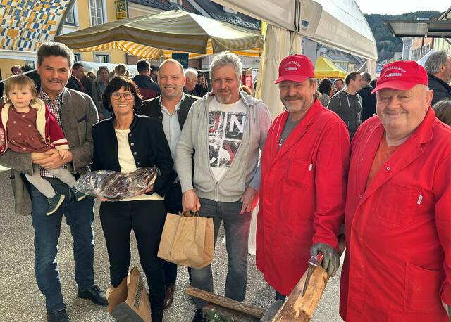 Johann Tomitz, Maria Britschko, Daniel Wrießnig, Heinz Neubersch, Dietmar Presitschek und Walter Karl (von links) bei der Übergabe der Gewinne | Foto: Privat