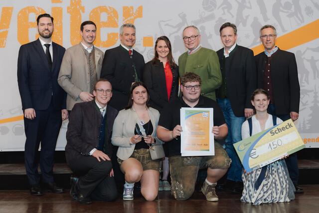 Landjugend Vitis: 1. Reihe: Markus Höhlmüller, Anja Wurz, Florian Kozar, Anja Bauer
2. Reihe: Andreas Stöckl, Alexander Bernhuber, Karl Nehammer, Viktoria Hutter, Stephan Pernkopf, Johannes Schmuckenschlager, Georg Strasser (jeweils v.l.) | Foto: Landjugend NÖ/Sophie Balber