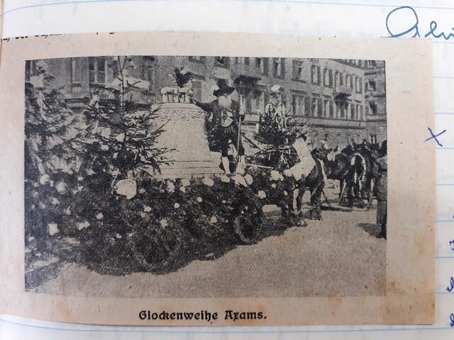 Eine Aufnahme aus dem Jahr 1924 – es zeigt die Abholung der Glocken vom Innsbrucker Bahnhof (siehe auch nächstes Bild). | Foto: Archiv Elisabeth Zorn