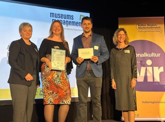 Die Geschäftsführerin des Museumsmanagements NÖ Ulrike Vitovec (l.) und Barbara Linke (Programm-Chefin des Museumsfrühlings, r.) gratulierten Vanessa Staudenhirz und Benedikt Wallner zum Sieg in der Kategorie "Miteinander".  | Foto: Städtisches Museum