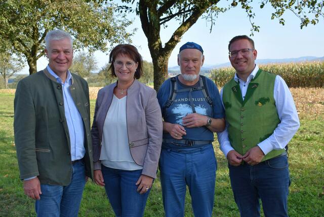 Am Stadtwanderweg: Anton Kasser, Michaela Pfaffeneder, Hans Grabenschweiger und Christian Haberhauer | Foto: Stadt Amstetten