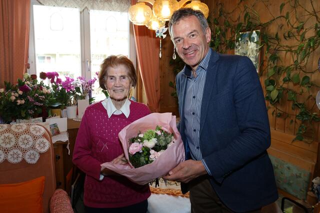 Bürgermeister Georg Willi (r.) überreicht Maria Weger einen Blumenstrauß zum 100. Geburtstag.
| Foto: IKM/Bär