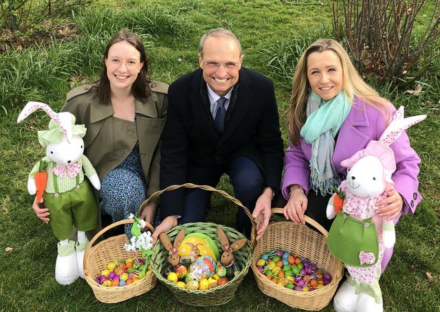 Der Nationalratsabgeordnete Wolfgang Gerstl und die stellvertretende Bezirksvorsteherin Natascha Fussenegger (re., beide ÖVP) heißen den Osterhasen in Hadersdorf willkommen.  | Foto: ÖVP