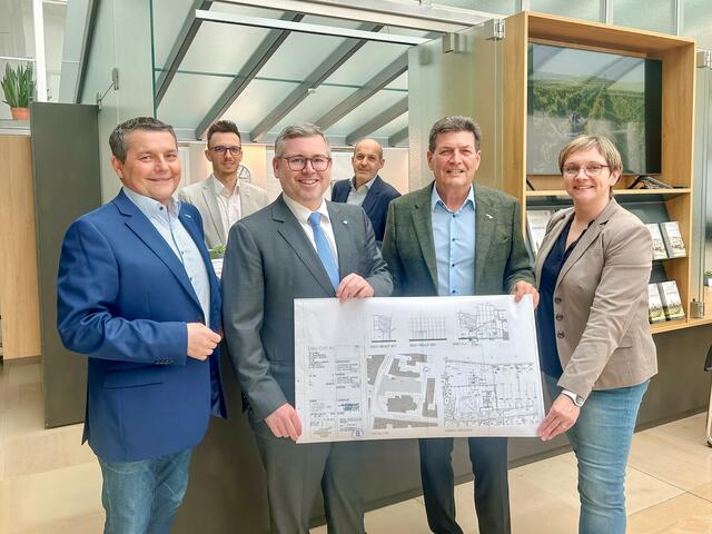 v.li.n.re.: Peter Schiegl (Leiter Bürgerservicestelle Stadtgemeinde Langenlois), Rene Schadinger (Stadtamtsdirektor Stv. Stadtgemeinde Langenlois), Ludwig Schleritzko (Finanzlandesrat), Karl Brunner (Stadtamtsdirektor Stadtgemeinde Langenlois), Harald Leopold (Bürgermeister Stadtgemeinde Langenlois), Claudia Hohenegger (Stadtgemeinde Langenlois) | Foto: NÖ Landesregierung