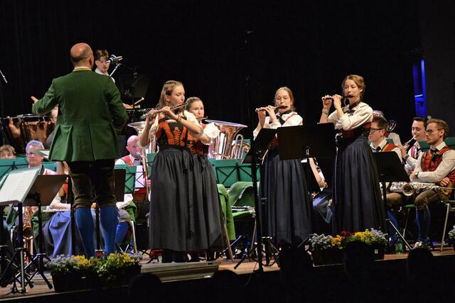 Fulminanter Auftritt der vier Solistinnen Hannah Zöhrer, Sophia Tanzer, Selina Danzl und Madeleine Probst (v. l.) beim »Türkischen Marsch«. | Foto: MG Telfs/Dietrich