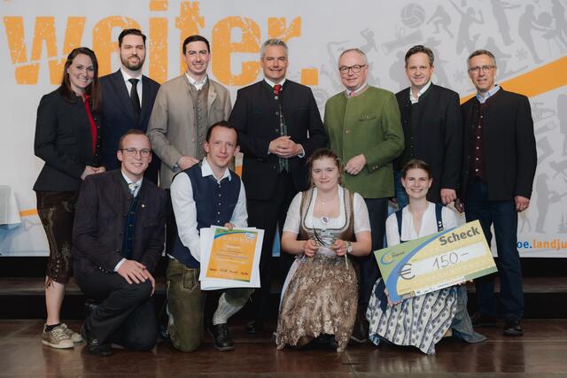 Landjugend Münchreith: 1. Reihe: Markus Höhlmüller, Patrick Datler, Sandra Eigner, Anja Bauer
2. Reihe: Viktoria Hutter, Andreas Stöckl, Alexander Bernhuber, Karl Nehammer, Stephan Pernkopf, Johannes Schmuckenschlager, Georg Strasser (jeweils v.l.) | Foto: Landjugend NÖ/Sophie Balber