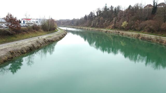 Traurig schaut der türkisgrüne, aber leider "nackte" Draufluß aus, da die Stauden und Bäume am Ufer brutal entfernt wurden.  Hier ein Blick von der Rad- und Fußgängerbrücke Fellach/Lind.