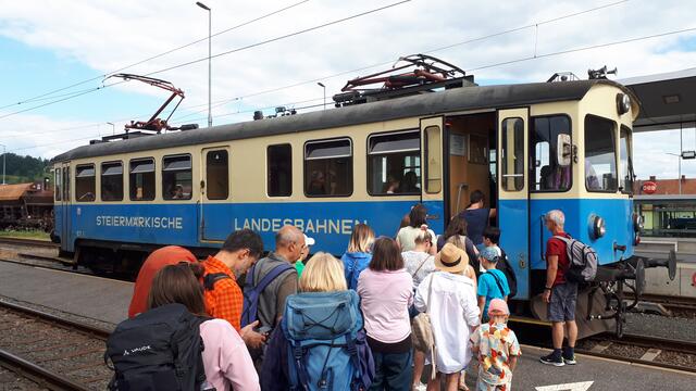 Die Gleichenberger Bahn wird von Touristen, Einheimischen, Pendlerinnen und Pendlern sowie Schülerinnen und Schülern gut angenommen. | Foto: Fahrgast