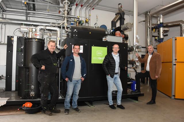 Von links: die Werkstättenleiter Wolfgang Krenn und Thomas Schober mit Umweltabteilungsleiter Günther Rampitsch und Bürgermeister Hannes Primus vor dem im Feber in Betrieb genommenen Blockheizkraftwerk. | Foto: MeinBezirk.at