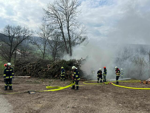 Feuerwehren löschen brennendes Hackgut. | Foto: FF Alland