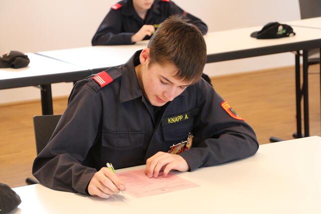 Um 13 Uhr startete die örtliche Feuerwehrjugend Gedersdorf als erste Gruppe in den Stationsbetrieb im Feuerwehrhaus.  | Foto: Florian Stierschneider