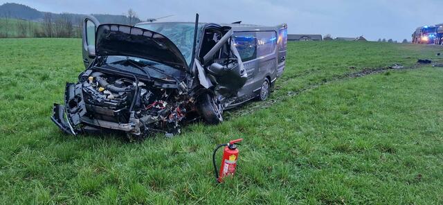 Eine Person war im Fahrzeug eingeschlossen und wurde durch die Einsatzkräfte des Löschzugs Unterdorf mittels hydraulischen Rettungsgerät befreit.  | Foto: Freiwillige Feuerwehr Thalgau