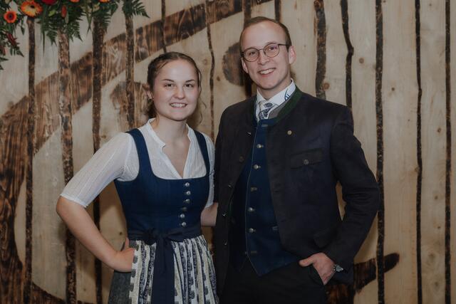 Sabine Pfeisinger und Markus Höhlmüller wurden als neue Landesleitung vorgestellt. | Foto: Landjugend NÖ/Sophie Balber
