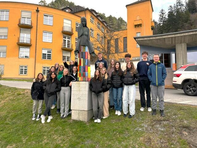 Die Schüler des ORG Zams bei der Statue der heiligen Louise von Marillac. | Foto: ORG Zams