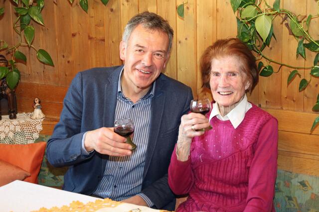 Zum „Hunderter“ stoßen Maria Weger (r.) und Bürgermeister Georg Willi mit Rotwein aus Südtirol an. 
 | Foto: IKM/Bär