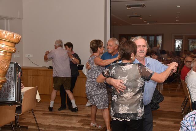 Beim Sänger- und Musikantentreffen im Reschenhof Mils wird gerne das Tanzbein geschwungen. | Foto: Kendlbacher