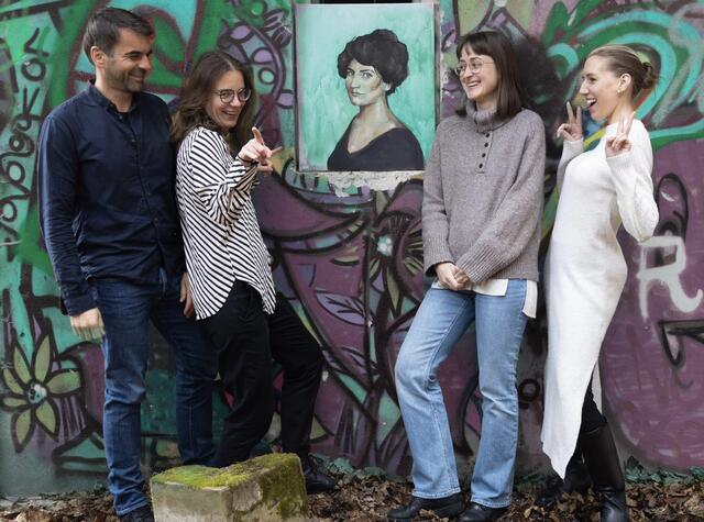 Alma Mahler war die Inspiration. Das Bild in der Mitte wurde von der Künstlerin Suzan Fakia gemalt.  | Foto: Valentina Belej Son