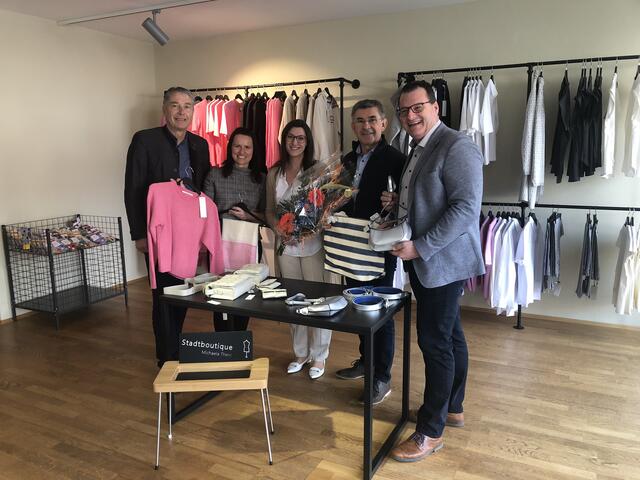 Bürgermeister Johann Winkelmaier, Stadtamtsdirektorin Carina Kreiner und die Vizebürgermeister Franz Fartek und Marcus Gordisch (v.l.) gratulierten Michaela Theni (M.) zur "Neueröffnung". | Foto: Stadtgemeinde Fehring