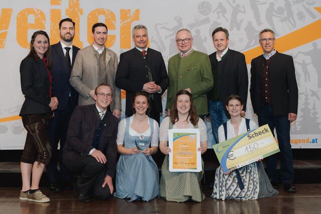 Landjugend Dobersberg: 1. Reihe: Markus Höhlmüller, Katrin Schmid, Lena Amberger, Anja Bauer
2. Reihe: Viktoria Hutter, Andreas Stöckl, Alexander Bernhuber, Karl Nehammer, Stephan Pernkopf, Johannes Schmuckenschlager, Georg Strasser (jeweils v.l.) | Foto: Landjugend NÖ/Sophie Balber