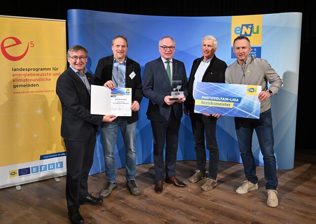 Bei der Auszeichnung: eNu-Geschäftsführer Herbert Greisberger, Kirchbergs Vizebgm. Hubert Haselbacher, LH-Vize Stephan Pernkopf, Bürgermeister Willibald Fuchs und Toni Pfeffer. | Foto: NLK/Filzwieser