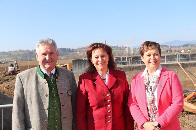 Bgm. Josef Niggas/Lannach, Obfrau des Reinhaltungsverbandes Unteres Kainachtal Silvia Schwar und Dobl-Zwarings Bgm. Waltraud Walch | Foto: Edith Ertl