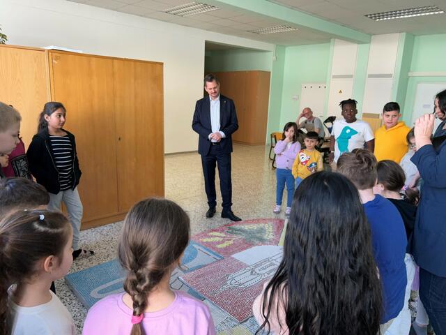 Bezirkschef Marcus Franz zeigte sich begeistert vom Mosaik-Wappen. | Foto: BV 10