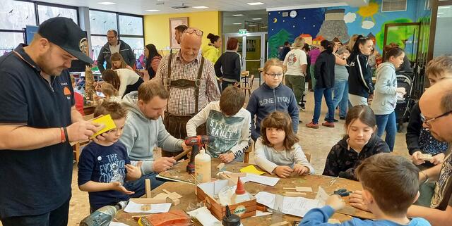 Im Kultursaal der Marktgemeinde St. Peter-Freienstein wurde eifrig gebastelt. | Foto: Heimat- und Trachtenverein St. Peter-Frst.