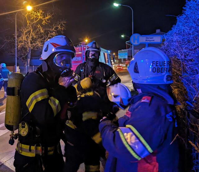Die Stadtfeuerwehr war in voller Atemschutzmontur Dienstagabend im Einsatz. | Foto: Stadtfeuerwehr Oberwart