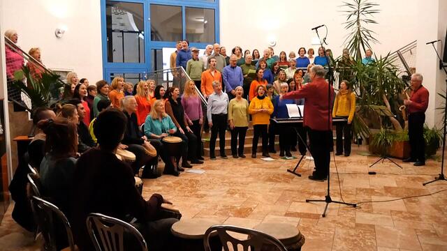 Beim Benefizkonzert am 19. Jänner sangen und spielten fast 100 Musikerinnen und Musiker unentgeltlich für den guten Zweck. | Foto: Peter Berger 