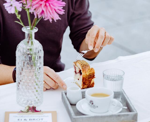 Kulinarische Highlights aus der Region erwarten die Besucherinnen und Besucher des Samstagsmarktes. | Foto: Lumikki Photography