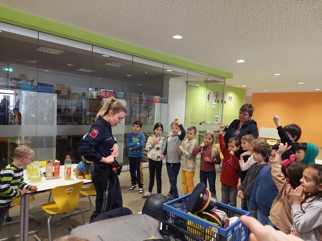 Die Polizei nahm sich Zeit, den Kindern ihre Aufgaben zu erklären und sie über mögliche Gefahren des Lebens aufzuklären. | Foto: Volksschule Grieskirchen/Doris Kapsammer