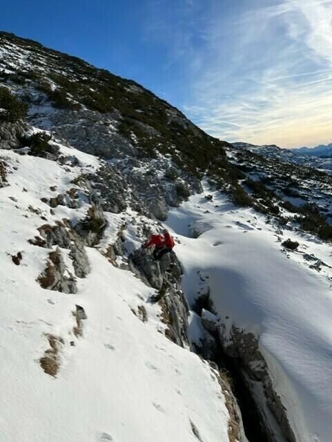 Mittels Drohne konnte der Schifahrer lokalisiert werden. | Foto: Bergrettung Obertraun